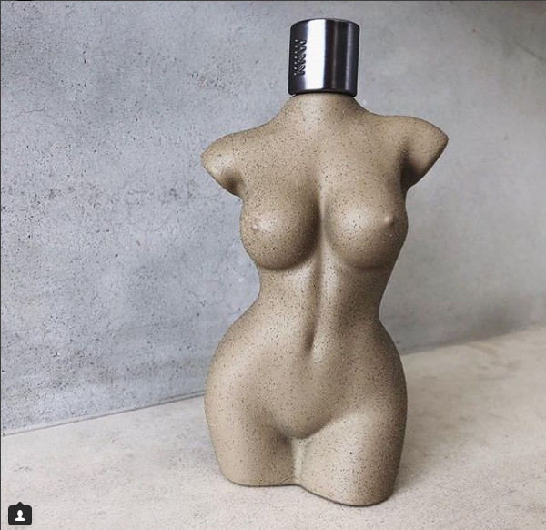 Envase de la fragancia KKW BODY, que se basaría en el cuerpo desnudo de Kim