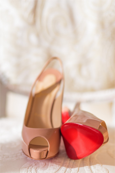 Zapatos de tacón Louboutin mostrando la suela roja que se ha tratado de registrar como marca por el mundo