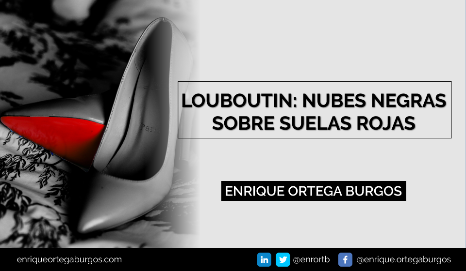 Stilettos Louboutin con la suela roja destacando. Suelas rojas como marca y propiedad intelectual.