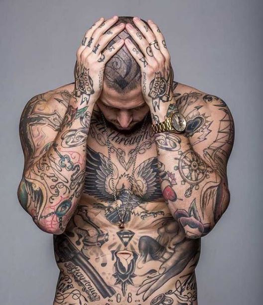Hombre con tatuaje en el cuerpo.
