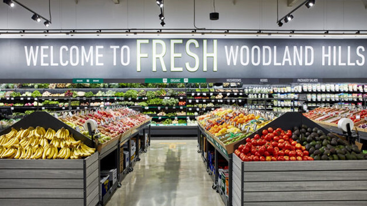 Empleados De  Prime Fresh Comprando En Un Supermercado De Alimentos  Enteros Fotografía editorial - Imagen de alimento, cliente: 209534317